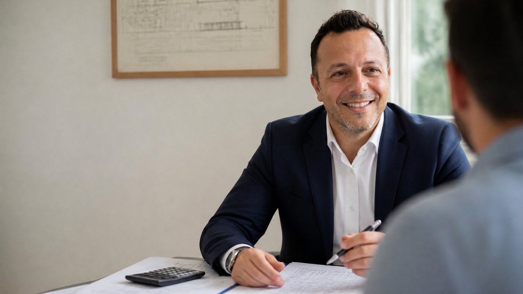 Marco Lodi, geometra, spiega un preventivo a un cliente